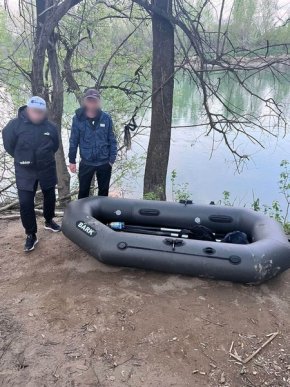 Прикордонники зупинили гумовий човен, в якому були ухилянти – 04 Прикордонники зупинили гумовий човен, в якому були ухилянти – 04