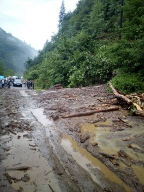 На Рахівщині зсув ґрунту перекрив трасу «Мукачево – Рогатин» – 01