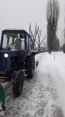 В Ужгороді з ночі комунальники розчищають сніг – 02 В Ужгороді з ночі комунальники розчищають сніг – 02