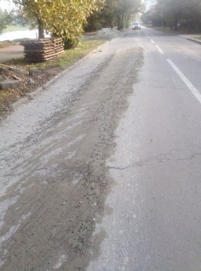 В Ужгороді на водія, який розлив бетон на проїжджій частині, склали протокол – 03