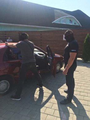 На Закарпатті під час отримання хабара у кілька тисяч доларів затримали посадовця – 02