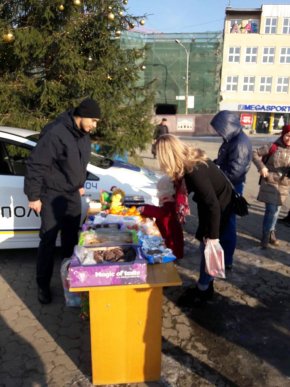 В Ужгороді патрульні влаштували святкову акцію – 02