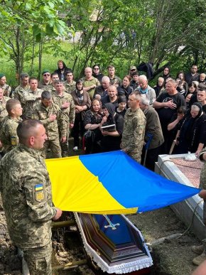 У Героя залишились 2 донечки: на Закарпатті поховали захисника – 05 У Героя залишились 2 донечки: на Закарпатті поховали захисника – 05