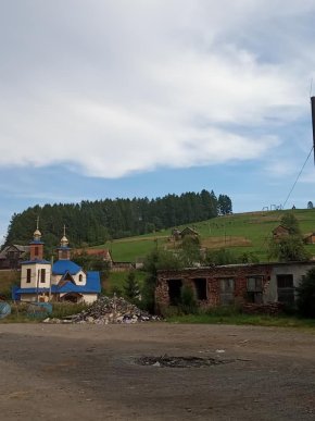 Вже і Бога не бояться, — мешканців краю обурили купи сміття на фоні церкви – 01