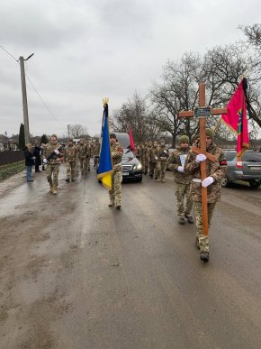 Залишилися мати, дружина і син: в області попрощались із захисником – 02