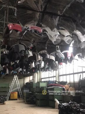 На Закарпатті викрили склад із дороговартісними автозапчастинами: усі подробиці – 02