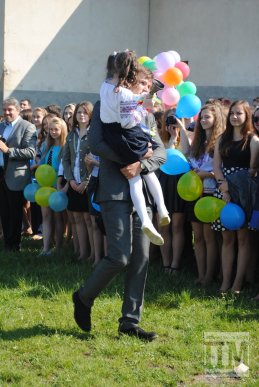 Останній дзвінок відлунав для випускників Мукачівської ЗОШ №6 (ФОТО) – 32