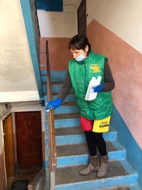 У Мукачеві дезінфікують автобусні зупинки та під’їзди багатоповерхівок – 05