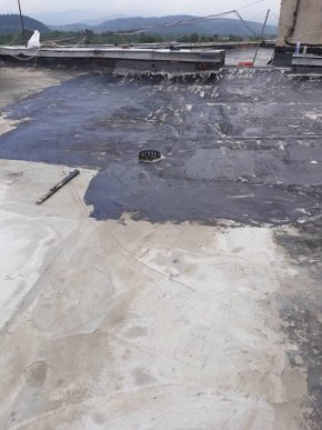 У Мукачеві на двох багатоповерхівках триває капремонт дахів – 06