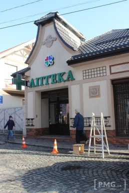 Неподалік Мукачівської ЦРЛ невідомі підпалили аптеку – 02