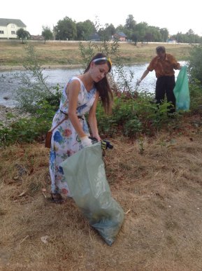 Свідомі мукачівці очищали набережну міста від сміття (ФОТО) – 22 Свідомі мукачівці очищали набережну міста від сміття (ФОТО) – 22