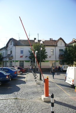 В центрі Мукачева знову "постраждав" шлагбаум (ФОТОФАКТ)  – 04 В центрі Мукачева знову "постраждав" шлагбаум (ФОТОФАКТ)  – 04