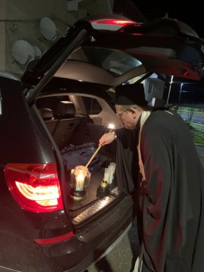 В Україну прибув Благодатний вогонь з Єрусалима – 04