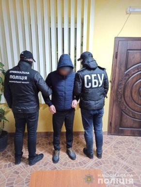 Поліція знайшла чоловіка, який підпалив машини закарпатського журналіста – 01