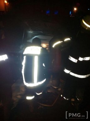 У Мукачеві горів "Chrysler" на іноземних номерах – 02