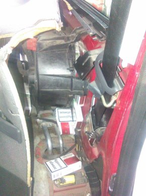 За перевезення контрабандних сигарет закарпатські митники вилучили "Volkswagen" – 04