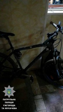 Побачивши патрульних, чоловік почав тікати із пилососом за спиною – 02