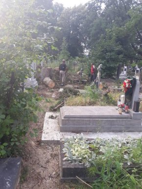 У Мукачеві взялися впорядковувати територію кладовища – 06