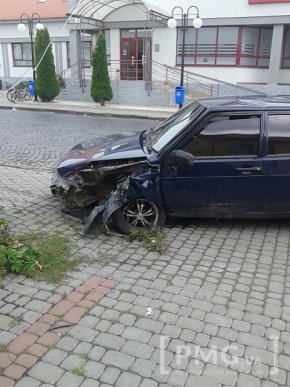 У Мукачеві "дев’ятка" влетіла в огорожу: водій з місця ДТП втік, кинувши розтрощений автомобіль – 06