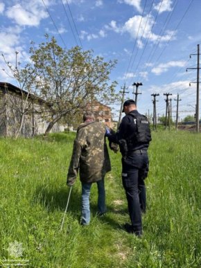 Пролежав там тривалий час: поблизу залізничної колії виявили чоловіка – 01