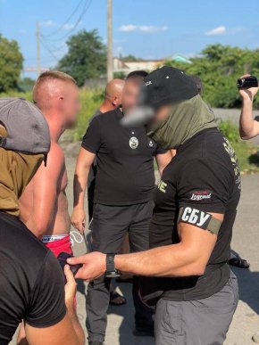 У Мукачеві затримали рекетирів, які вимагали неіснуючі борги у місцевих підприємців – 03 У Мукачеві затримали рекетирів, які вимагали неіснуючі борги у місцевих підприємців – 03