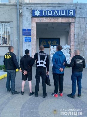 Заробляли тисячі доларів: затримали закарпатців, причетних до нелегальної переправи за кордон військовозобов’язаних чоловіків – 01