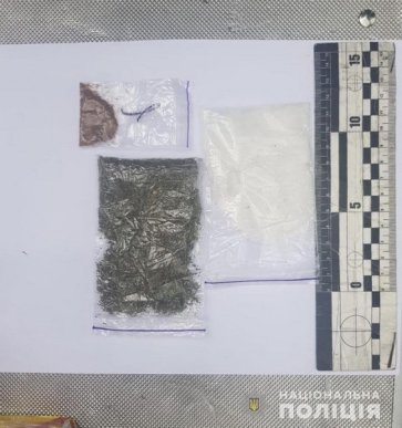 У 25-річного хлопця поліцейські вилучили наркотики – 02 У 25-річного хлопця поліцейські вилучили наркотики – 02