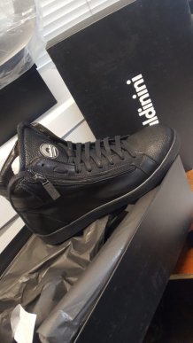 Чоловік намагався незаконно перевезти через кордон брендовий одяг та взуття – 10