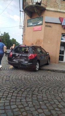 У центральній частині Мукачева трапилась аварія: оприлюднено фото – 02