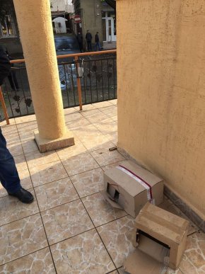 Біля одного із пам’ятників у Берегові виявили підозрілі коробки. Правоохоронці очепили площу та провели перевірку – 04