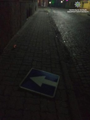 У Мукачеві нетверезий водій "наїхав" на дорожній знак – 03