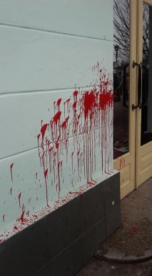 Поліція затримала сімох осіб, які облили жінок фарбою. Серед них – кілька дівчат – 04