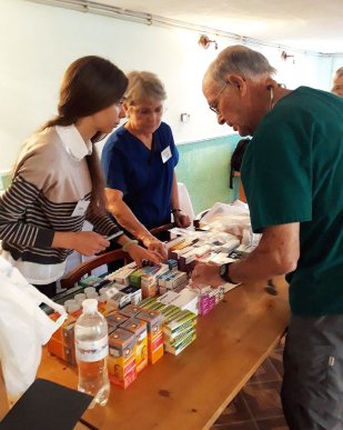 На Закарпаття приїхали лікарі зі США: люди масово записуються до них на огляд – 04