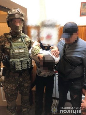 Поліцейські зі спецпризначенцями затримали двох наркоторговців – 01