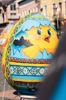 Десятки великих писанок з’явились у центрі Мукачева – 02