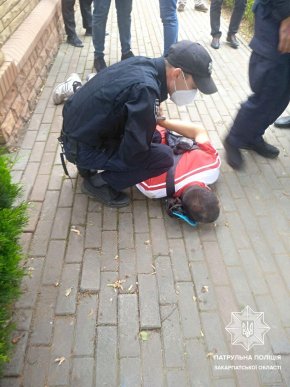 Порізав ножем та відібрав гроші і телефон: в обласному центрі на вулиці пограбували чоловіка – 01
