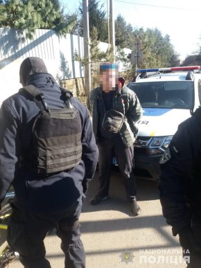 Правоохоронці  "на гарячому" спіймали наркоторговця – 01