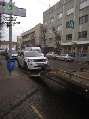 Як у Мукачеві вчора евакуйовували машини – 04