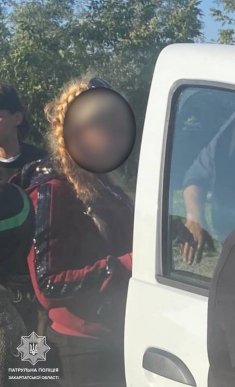 Жінка намагалась підкупити поліцейських – 01 Жінка намагалась підкупити поліцейських – 01