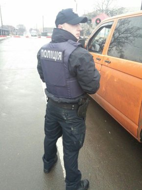 Мукачівські патрульні ледь не використали зброю щодо неадекватного водія – 02