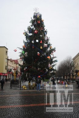 У Мукачеві повним ходом прикрашають ялинку (ФОТО) – 09