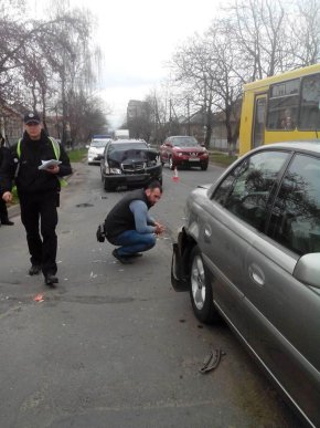 Потрійна ДТП в Ужгороді: п’яний водій "Мерседесу" пересів на пасажирське сидіння і каже, що за кермом був не він – 02