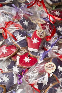 Кондитерський дім "Bondarenko" виготовив дві святкові скульптури: ялинку та Різдвяну гірку – 09