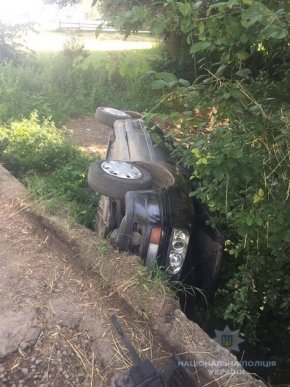 ДТП на Закарпатті: машина впала у річковий канал – 03