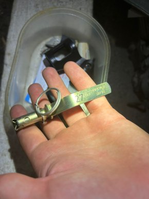 На кордоні зупинили молоду жінку, у її авто виявили дещо небезпечне – 03