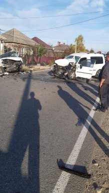 У селі Страбичово лоб у лоб зіткнулись 2 авто. Опубліковано відео – 02