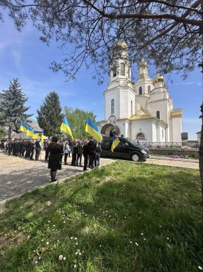У Великолучківській громаді провели в останню путь полеглого захисника – 05
