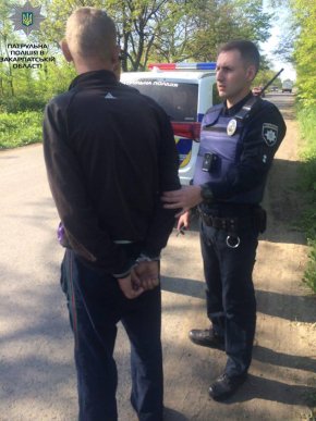 У Мукачеві чоловік посеред вулиці продавав гранату – 03