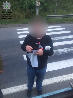 Коли патрульні зупинили авто за порушення ПДР, то навіть не здогадувалися, кого побачать у машині – 02