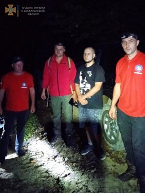 Він запанікував: вночі у лісі шукали хлопця – 01